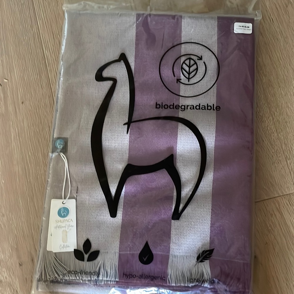 Shupaca artisanal throw in sangria